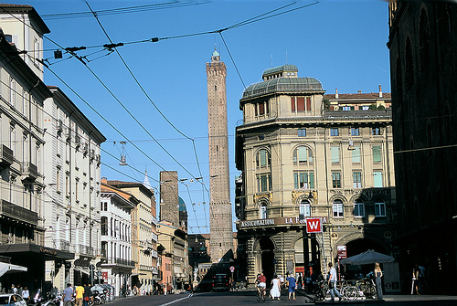 Le torri di Bologna e il centro sotto ai portici.jpg